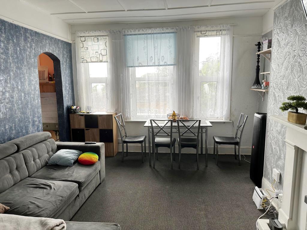 Lot: 105 - BLOCK OF FIVE FLATS FOR INVESTMENT - Second Floor Flat Lounge